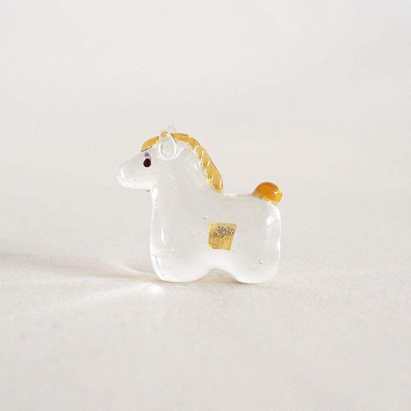 午は力強く駆ける馬の姿から、発展や成功を導くと信じられています