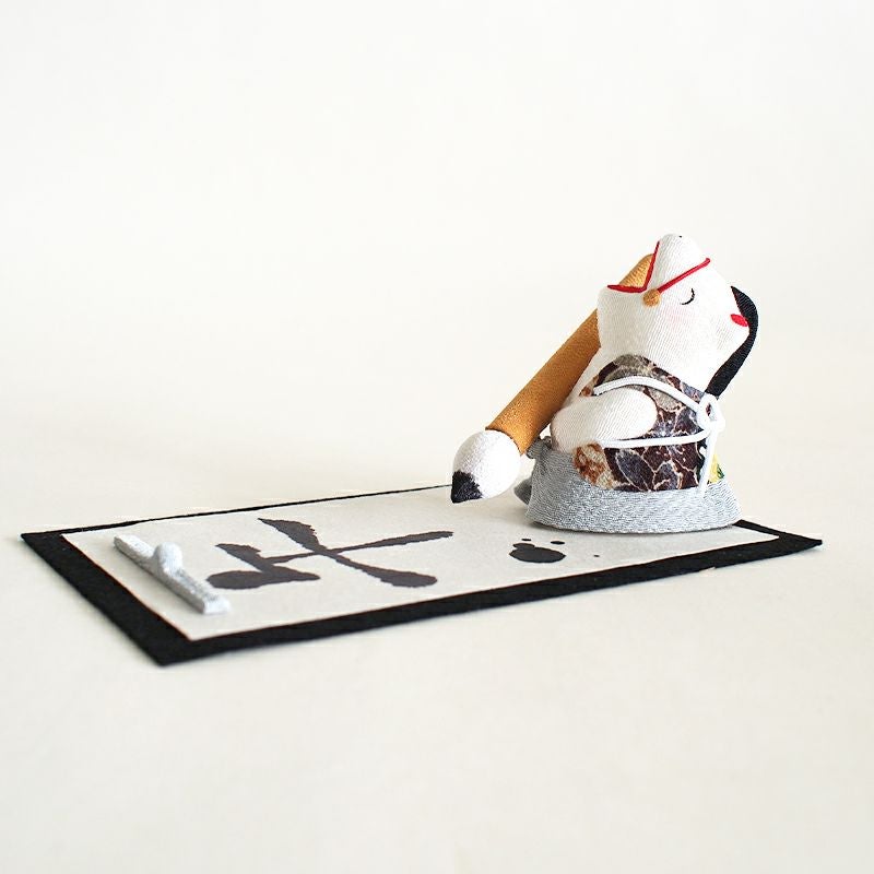 ちりめん細工の午が書初めをしている様子を表現した縁起の良い置物です