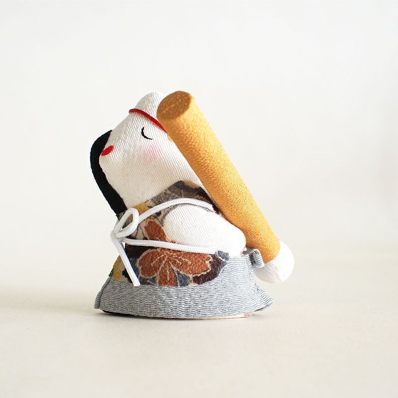 午が大きな筆を持って書初めをしています