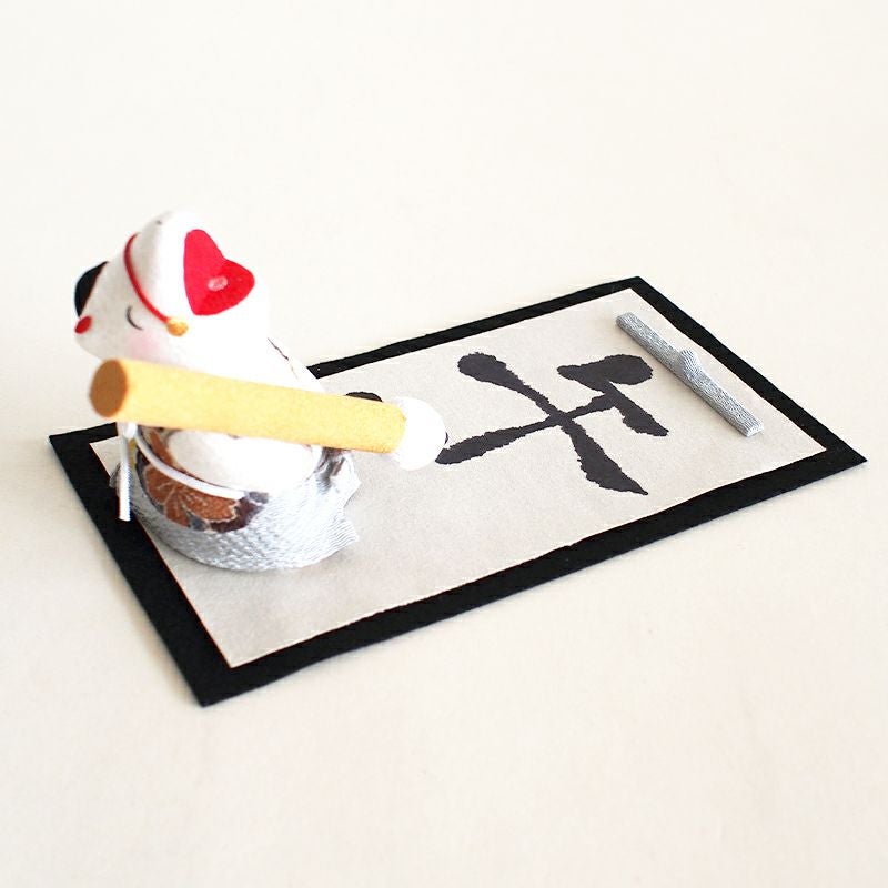 玄関やリビングなどちょっとしたスペースに飾りやすいサイズです