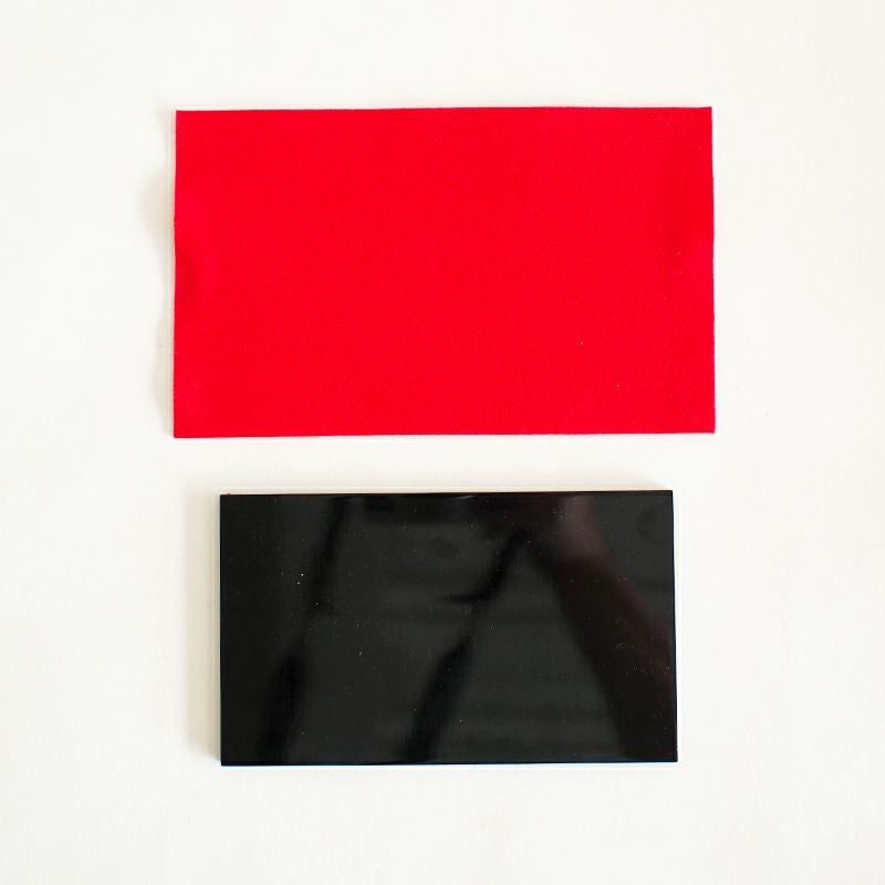 黒塗板と毛氈がついています