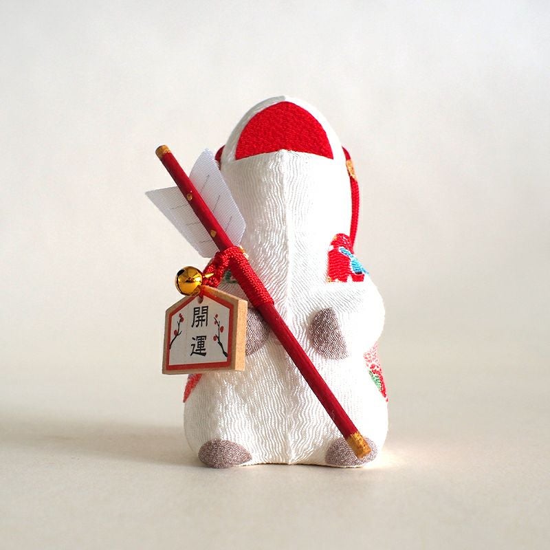 その朗らかな笑顔で、新しい一年を明るく、そして力強く迎えます