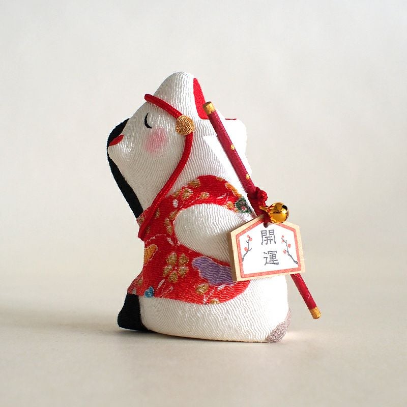 午が手にしているのは、厄をよける縁起物として知られる破魔矢