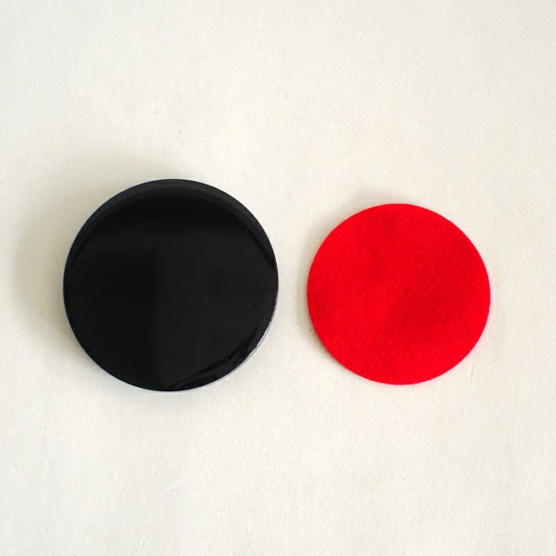 黒塗板と毛氈がついています