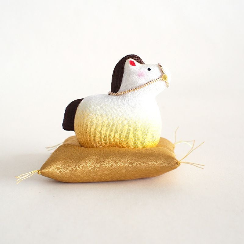 金色の座布団に乗ったかわいい午の干支です