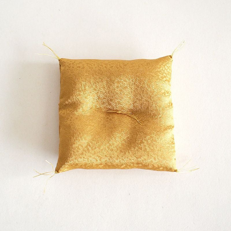 金色の座布団がついています