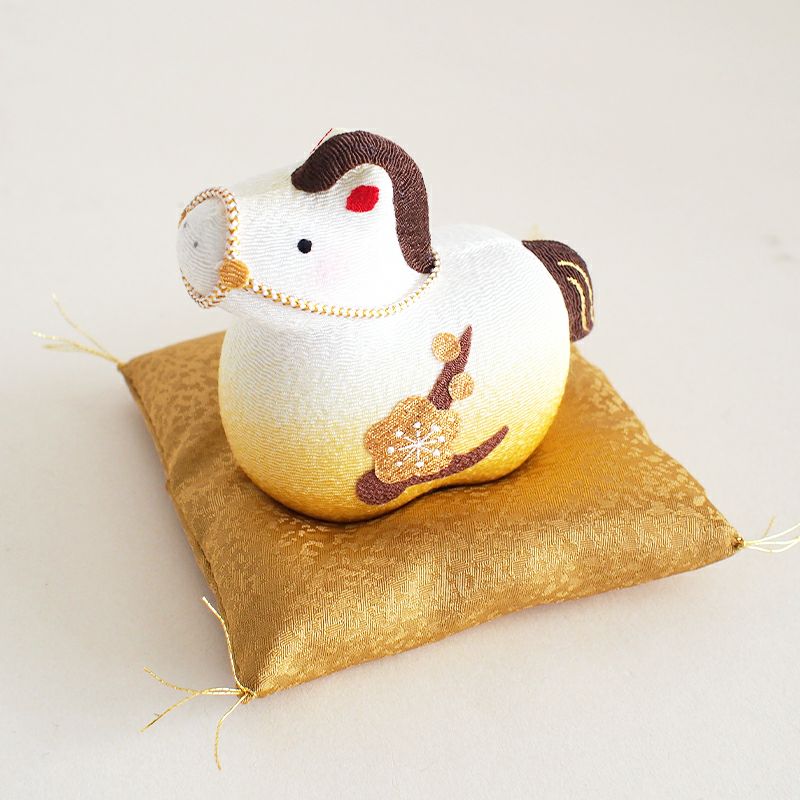 ぷっくりとしたかわいい午が金運を招いてくれそうです