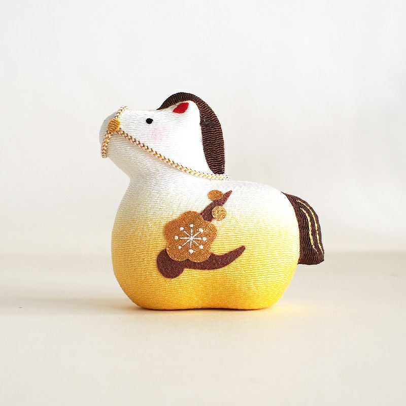 金色の梅の花が煌びやかです