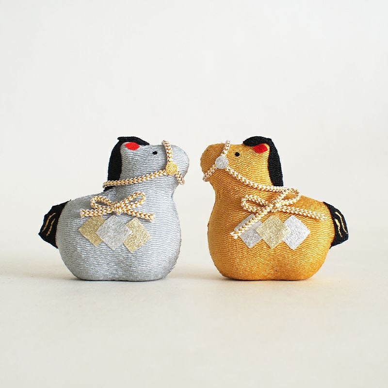 金銀柄の華やかな干支飾りです