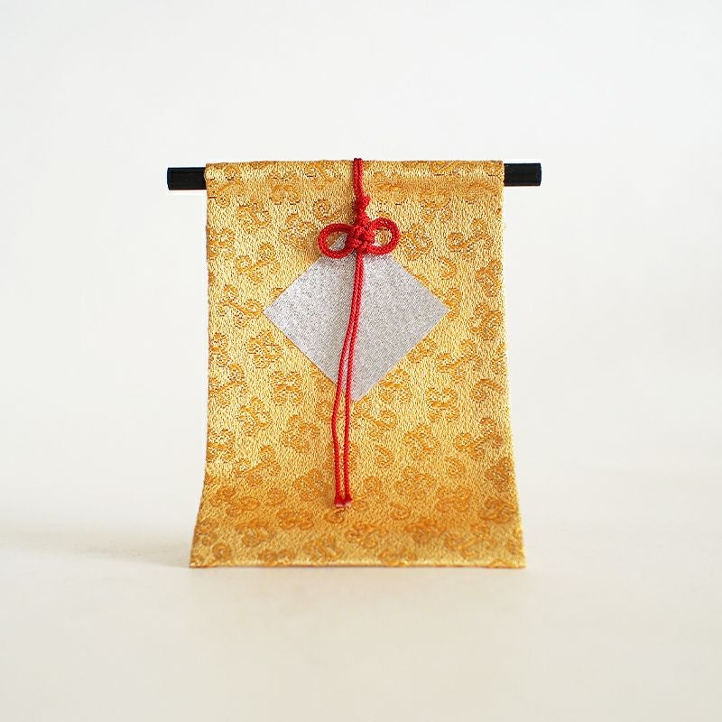 金色の几帳がついています