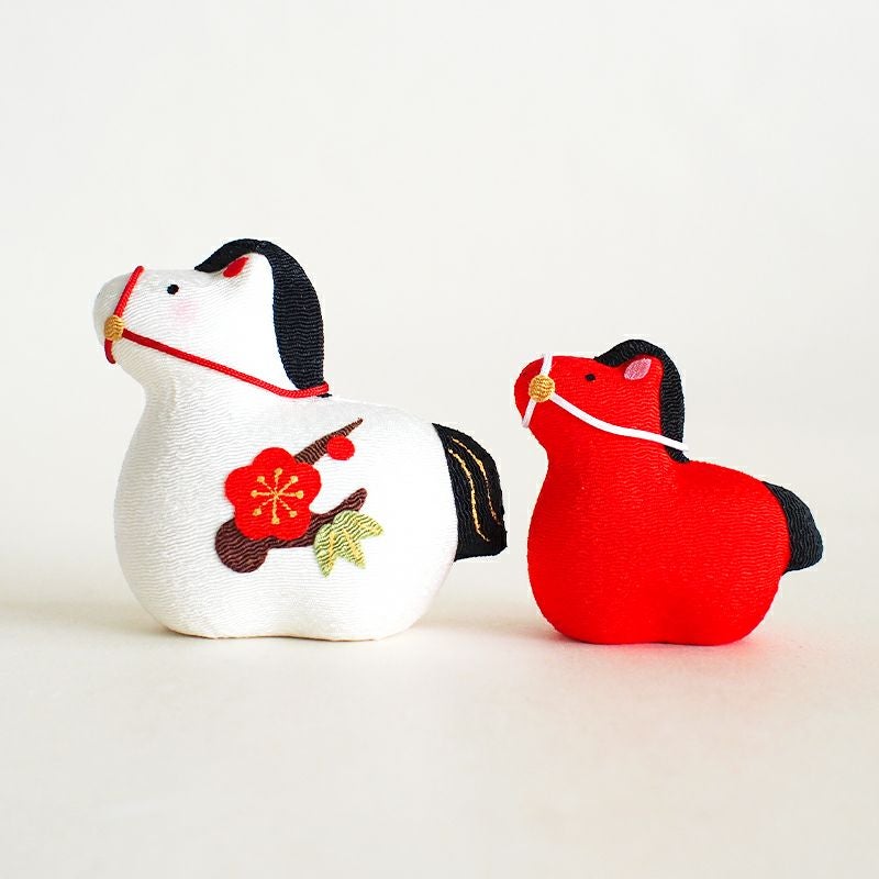 午は力強く駆ける馬の姿から、発展や成功を導くと信じられています