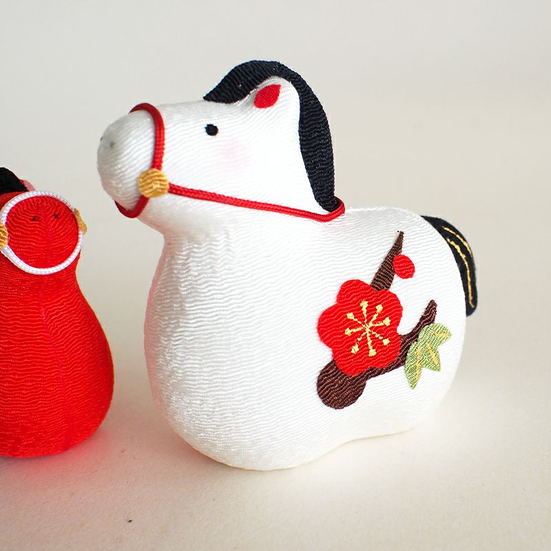 胴の部分には梅の花が描かれています