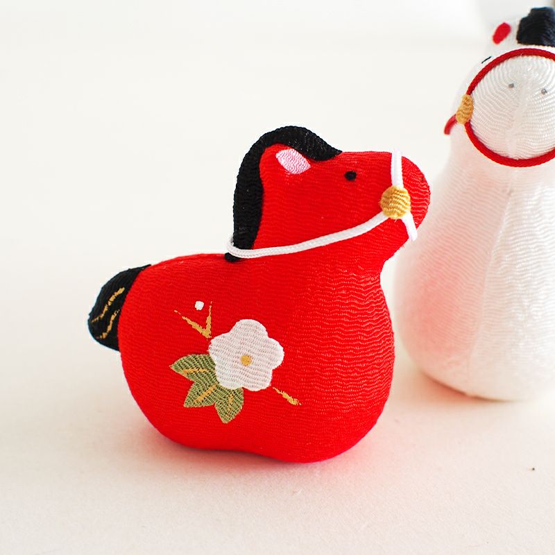 真っ赤な仔馬は白梅が施されています