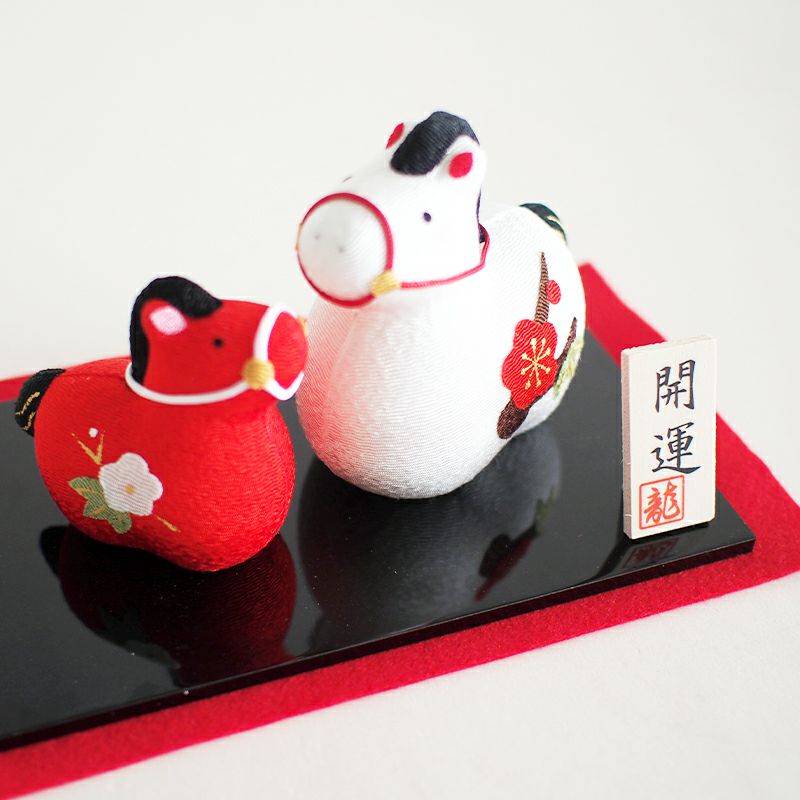 玄関やリビングなどちょっとしたスペースに飾りやすいサイズです