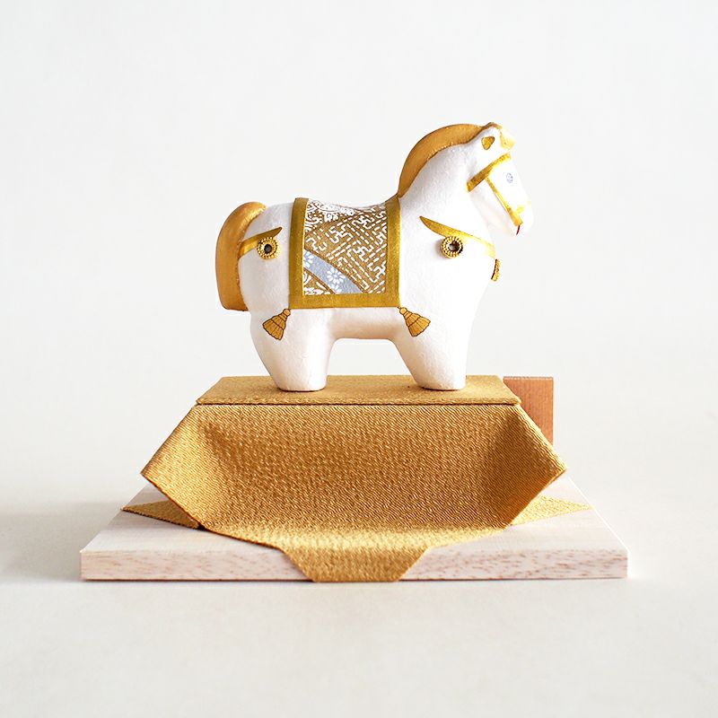 金の鞍は金運をあげるゴールドカラーをデザインしました