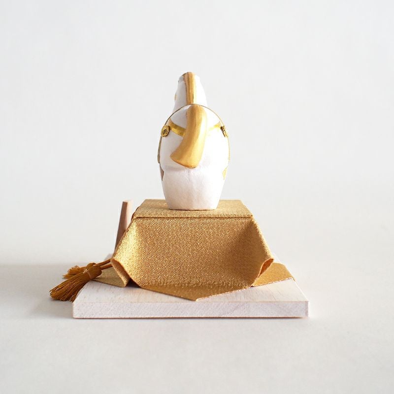 美濃和紙を手作業で貼り合わせて作られています