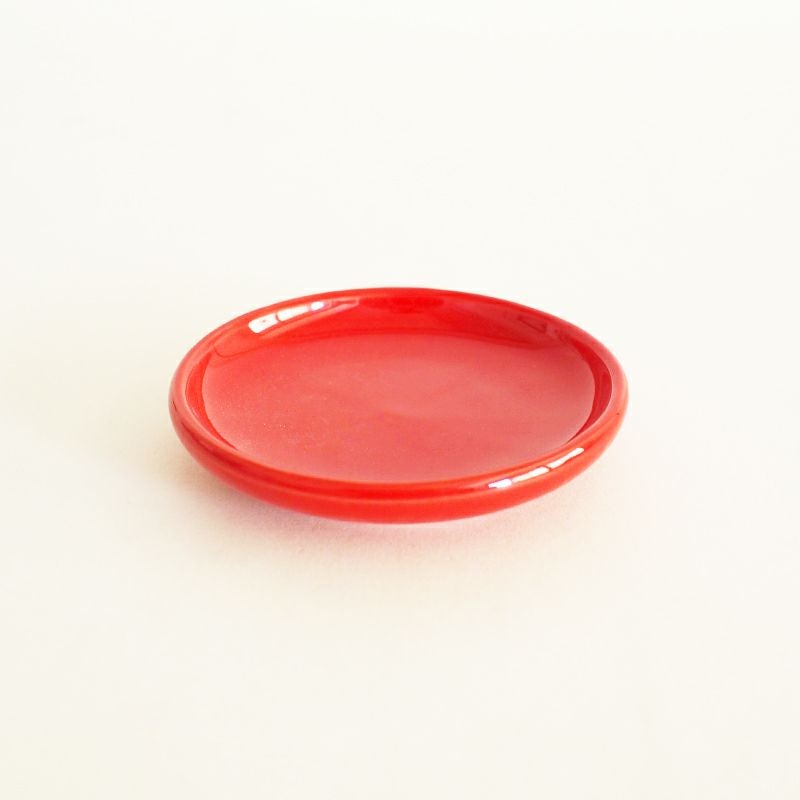 艶やかな赤のお皿です