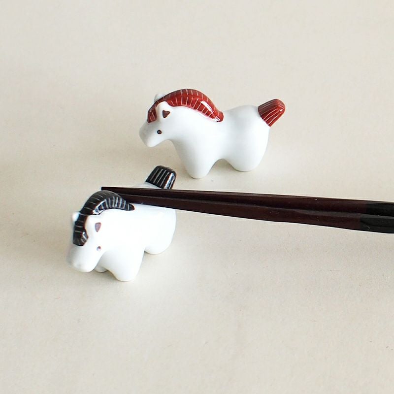 箸置きとして、午の背中に箸を乗ります