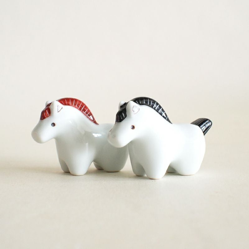 小さな干支の置物として玄関に飾っても