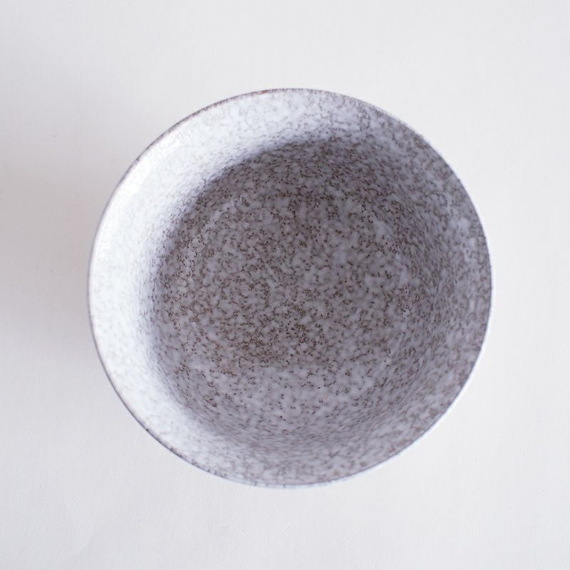 凹凸のある釉薬が掛けられています