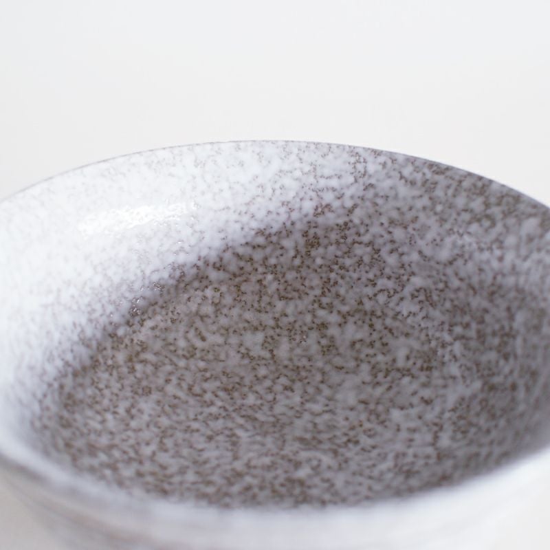 ざらついた凹凸のある表面