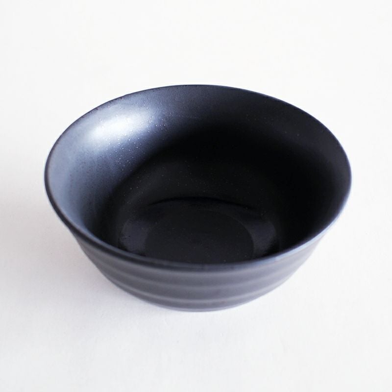 シックな雰囲気の丼です