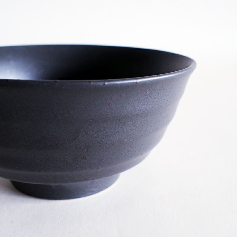 滑りにくく手に馴染む形状です