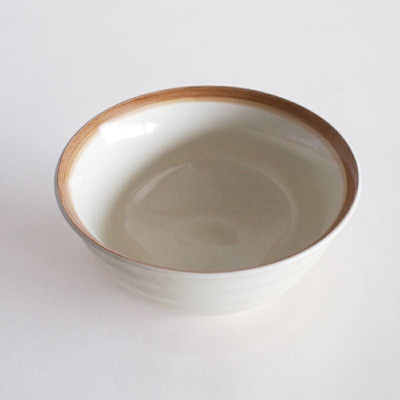 乳白色の釉薬がやさしい印象の丼です