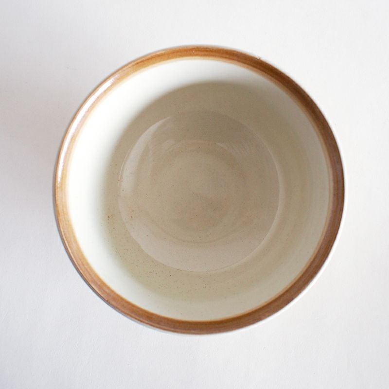 淵の線がアクセントになっています