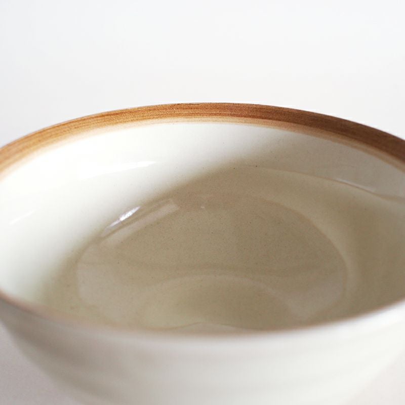 筆で描かれた擦れたラインがアクセントです