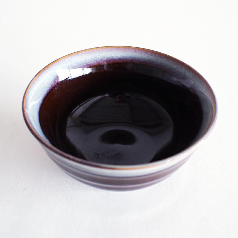 シックな色合いの丼です