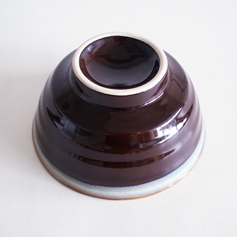 滑りにくく手に馴染む形状です