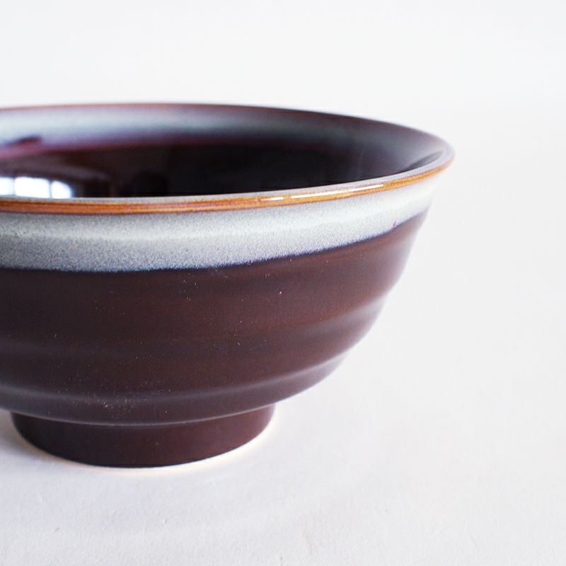 擦れたラインが器を引き締めます