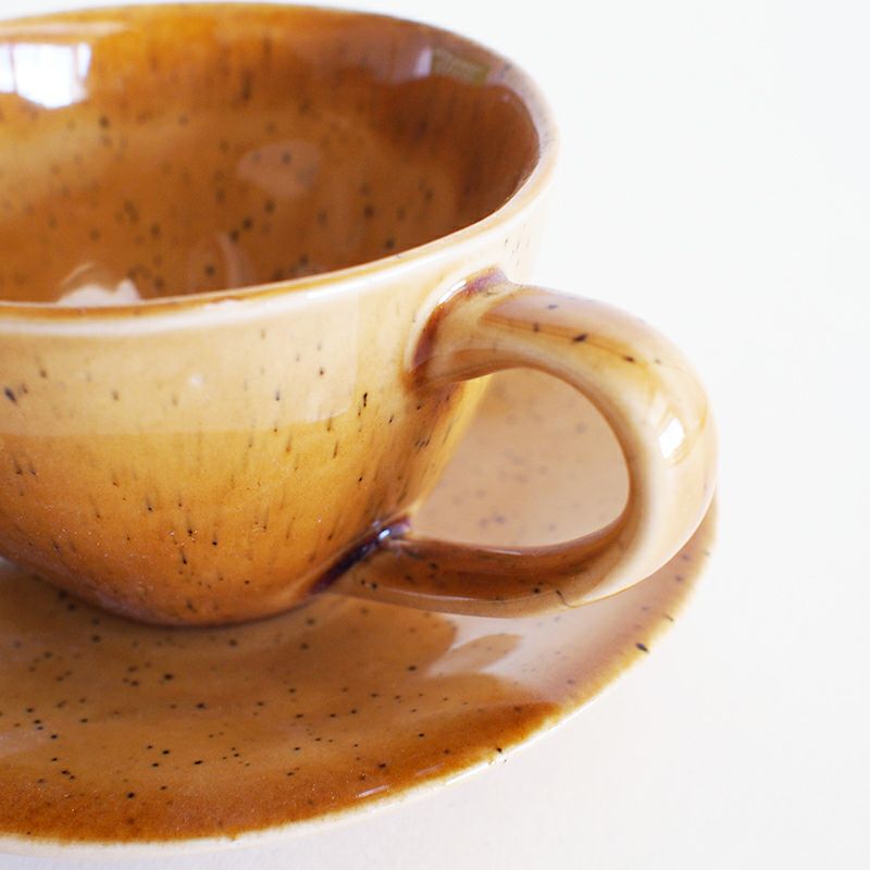 オーソドックスなスタイルのカップ＆ソーサーです