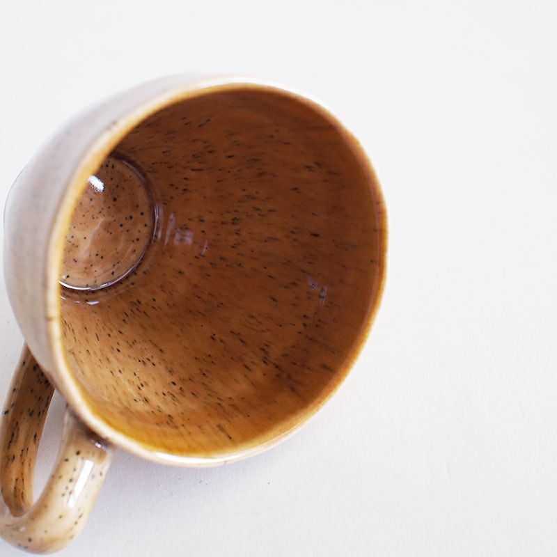 ゆがみのある素朴な形状が魅力です