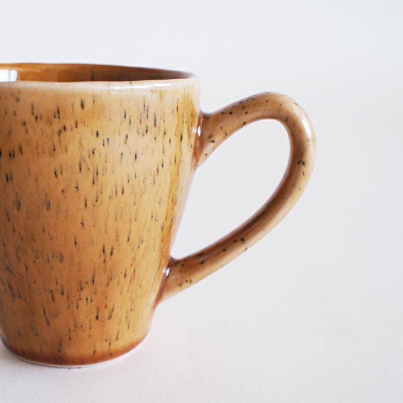 滲んだ黒い斑点模様に味わいがあります