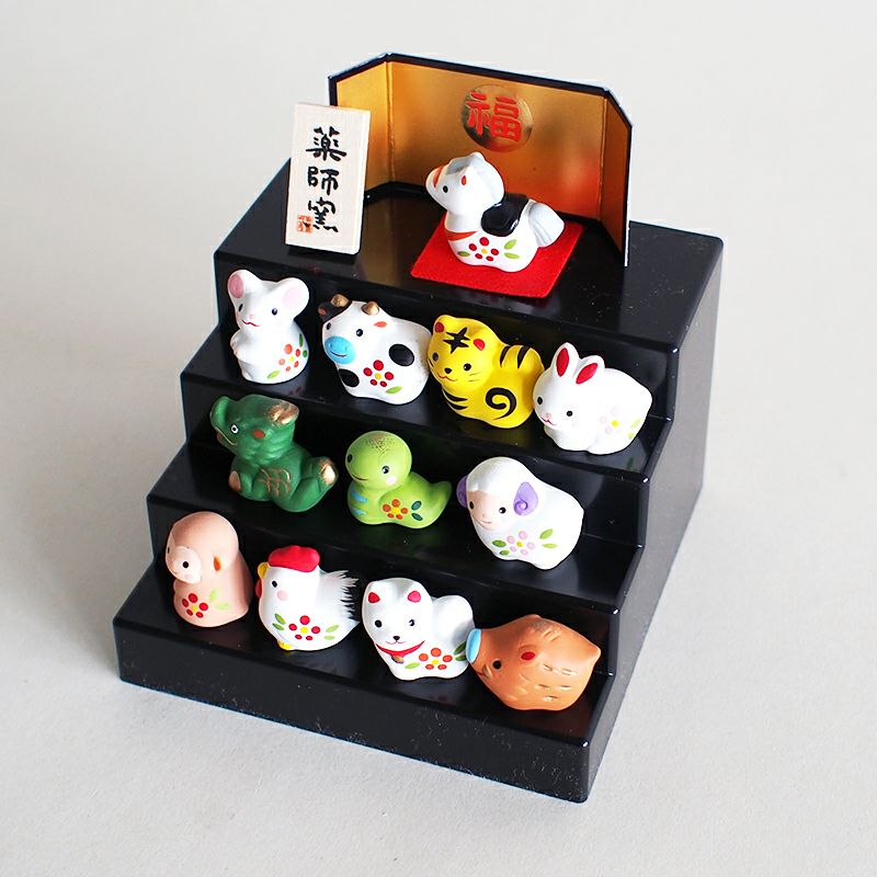 小さな陶製の干支達は一つ一つ手で描かれています