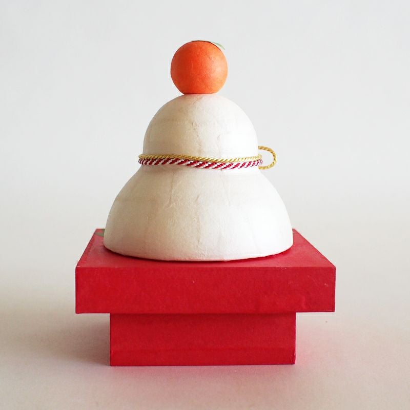 ぽってりとしたフォルムがかわいい和紙の鏡もちです