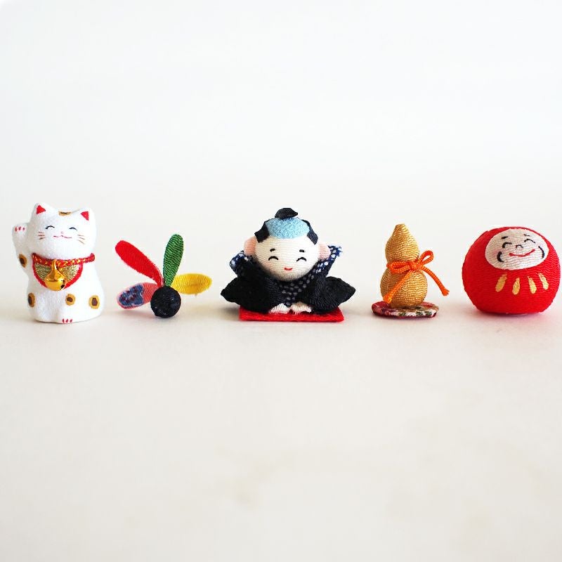 招き猫、追羽根、福助、ひょうたん、だるまがついています