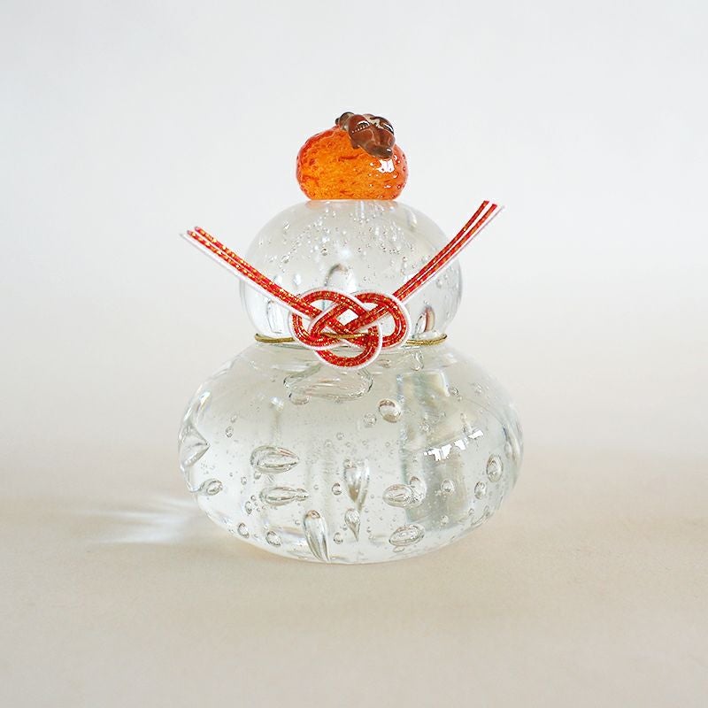 透明なガラスに気泡が入った鏡餅です