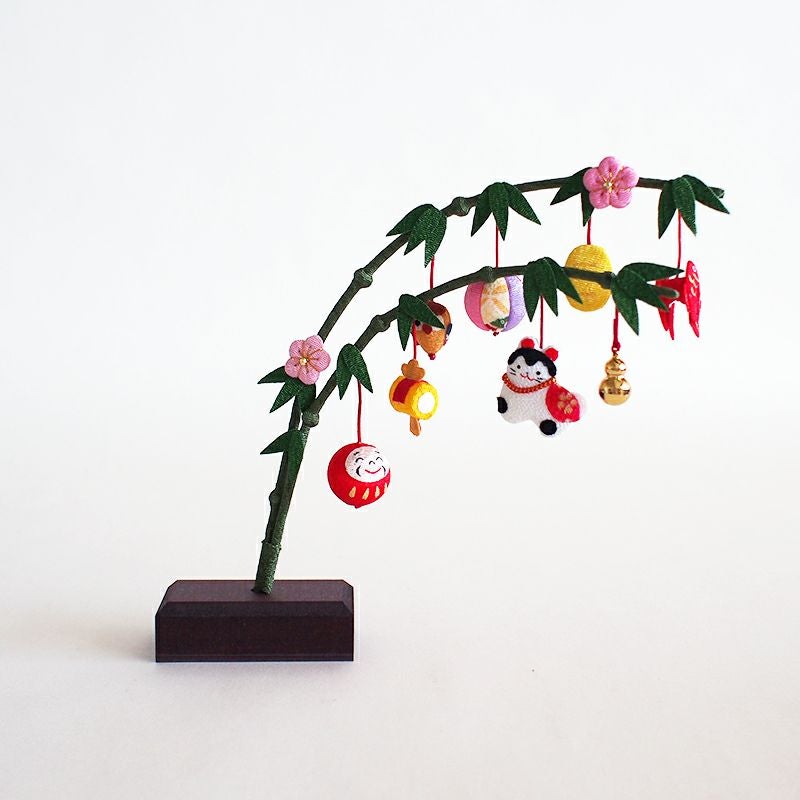 ちりめんでできたかわいい縁起物の置物です