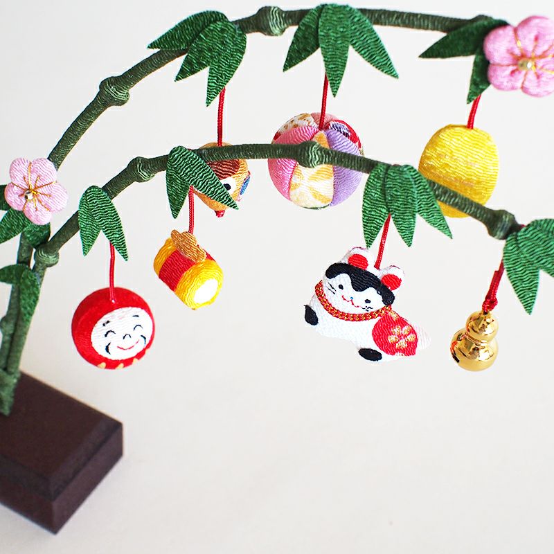 ダルマや小槌など様々なモチーフがついています