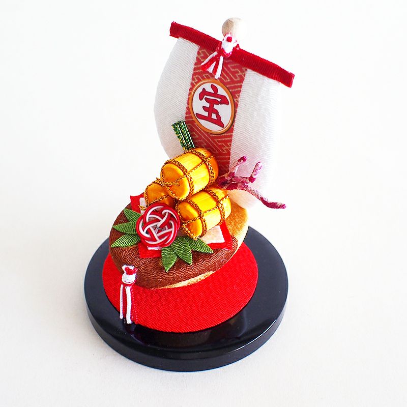 福を乗せて、新年を祝うちりめん細工の宝船です