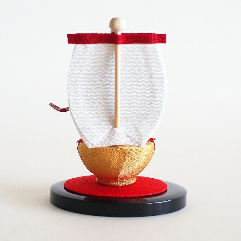 玄関やリビング、床の間など、お家の様々な場所に飾るだけで、お正月らしい華やかな雰囲気を演出します