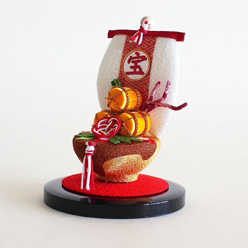 帆には大きく「宝」の文字が書かれ、宝船が福を運んでくる様子を表しています。