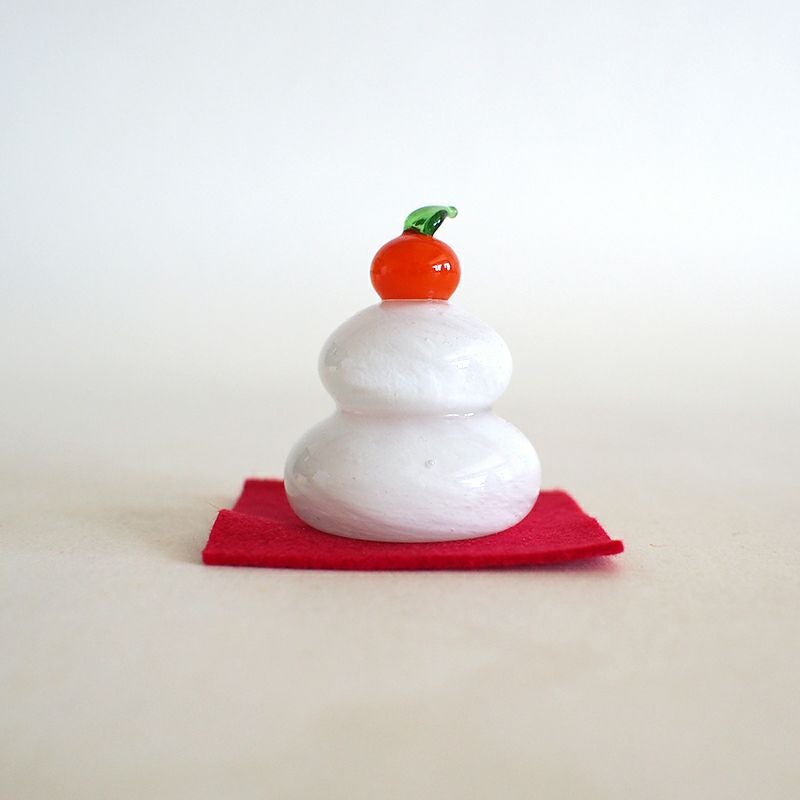 小さいガラスの鏡餅は小さな毛氈がついています