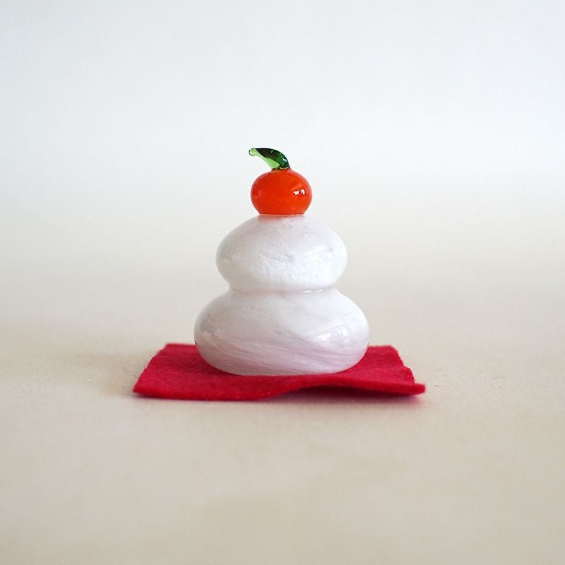 上に乗ったみかんがとても小さくかわいい鏡餅です