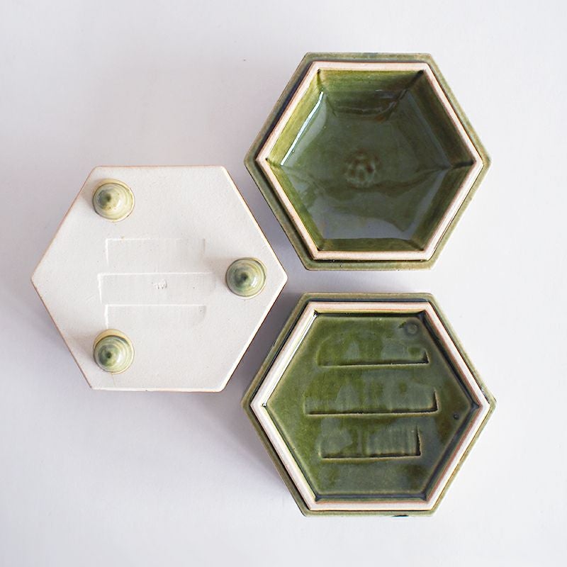 下の段には3点の足が付いています