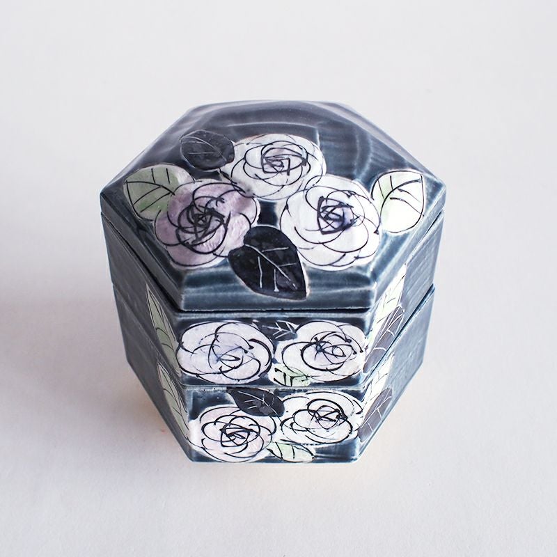 手描きによるバラが瑠璃釉に映えます