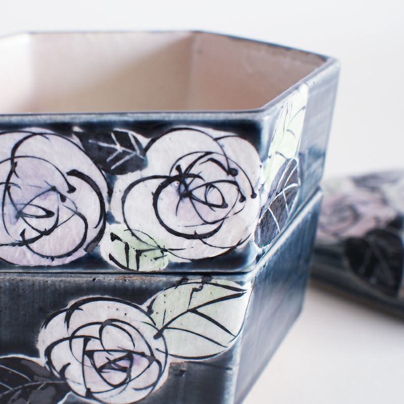 大胆な構図で描かれた薔薇